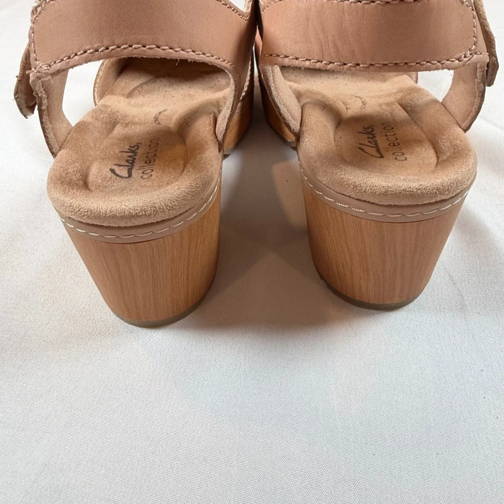 Clarks Paizlee Bay Clog Sandals 7W Tan Neutral Leather Ankle Strap Wooden Wedge